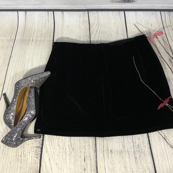 Hot Kiss Dresses & Skirts - Hot Kiss mini black velvet skirt/skirt. Size L.